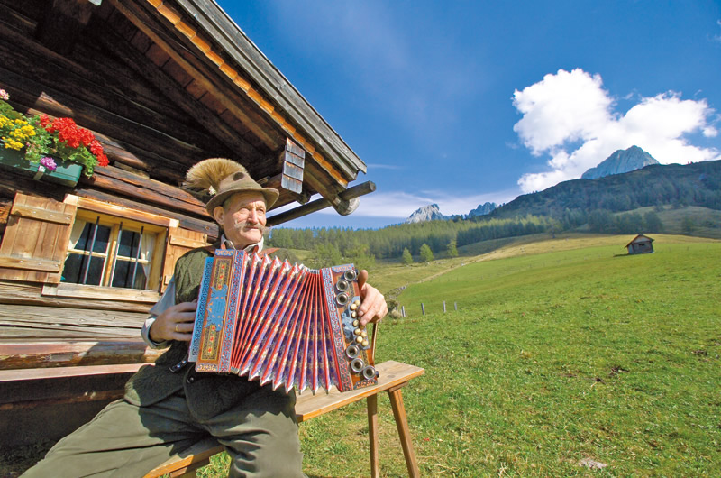 Ziehharmonikaspieler auf einer Alm