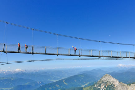 Neue Attraktion am Dachstein Gletscher - die H&auml;ngebr&uuml;cke