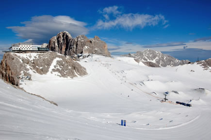 Skifahren am Dachstein Gletscher im Sommer