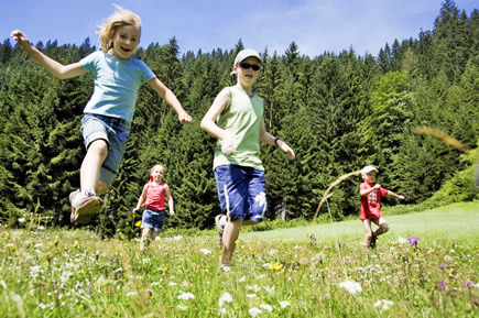 Kinder beim Spielen auf der Wiese