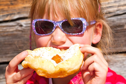 Wandern mit der ganzen Familie und einen leckeren Krapfen auf der Alm essen