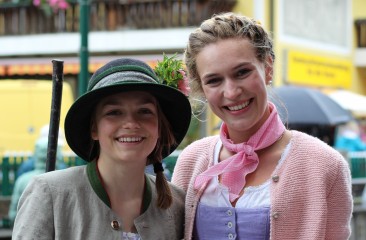 maedchen-verteilen-schnuraus