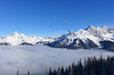 ballone-ueber-den-wolken