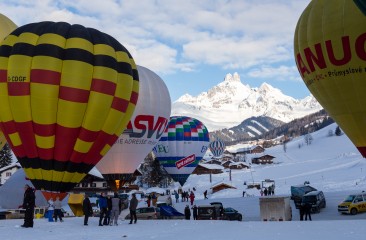 ballonstart-vor-der-imposanten-bischofsmuetze