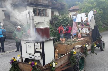 almkraeuterbad-beim-filzmooser-almabtrieb