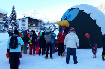 aufruesten-des-kleinen-pinguin-ballons