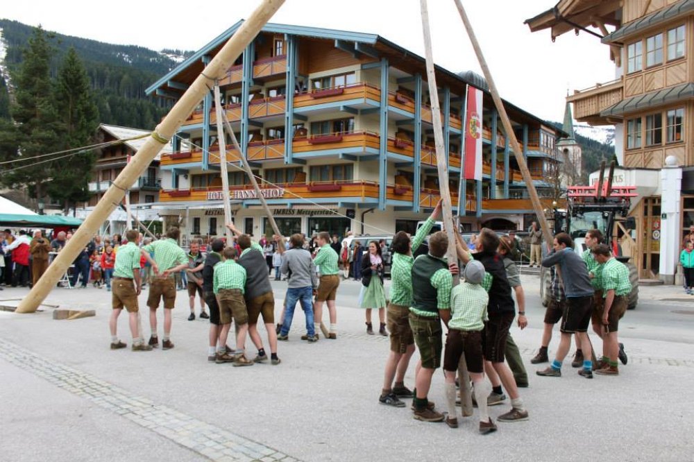 aufstellen-des-maibaumes