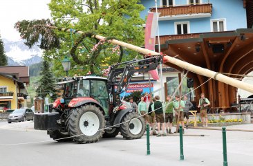 aufstellen-mit-hilfe-vom-traktor