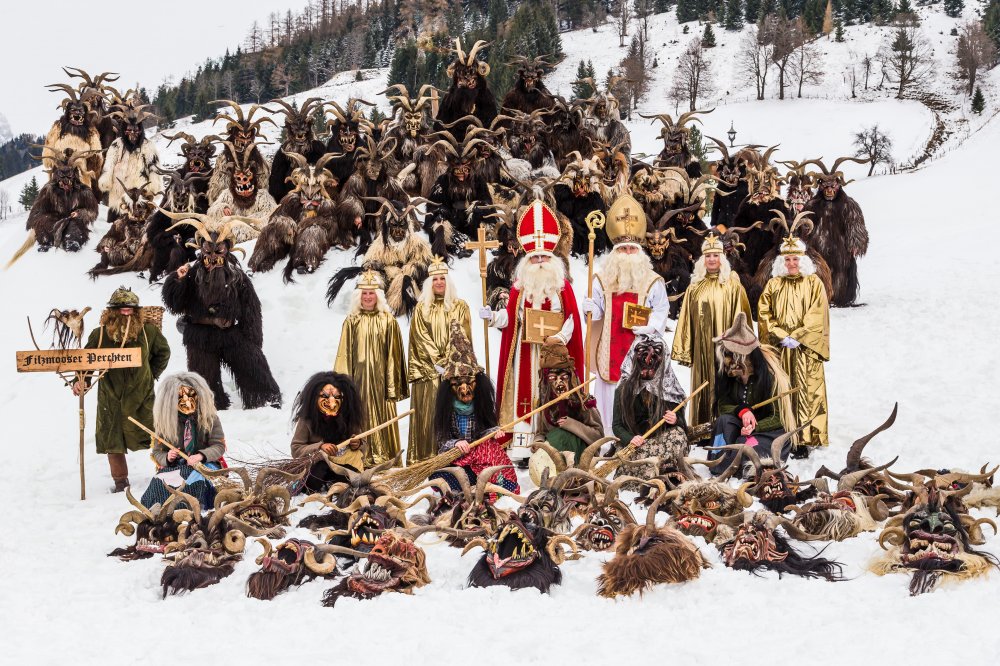 der-heilige-nikolaus-mit-seinen-krampussen