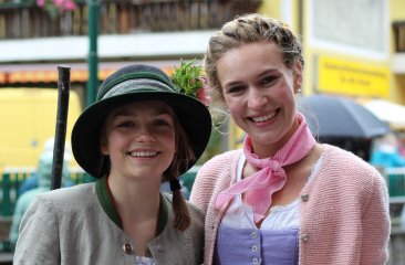 dirndl-verteilen-schnuraus