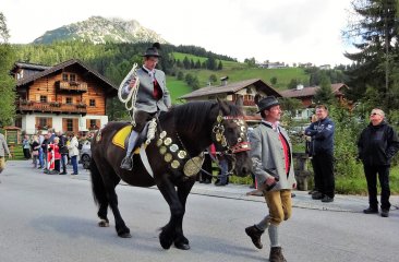 filzmooser-schnalzer-beim-almabtrieb