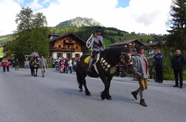 filzmooser-schnalzergruppe-beim-almabtrieb