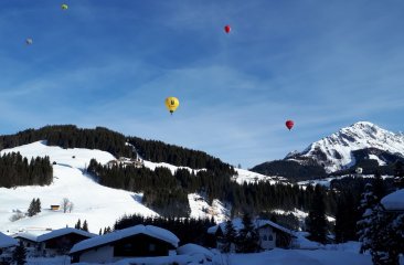 heissluftballone-ueber-filzmoos