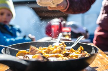kaiserschmarrn-auf-der-alm