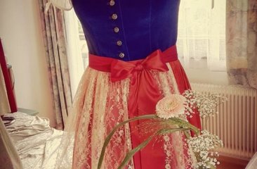 kr-dirndl-blau-rot