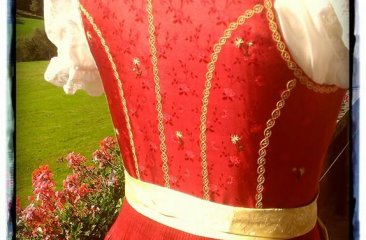 kr-dirndl-rot