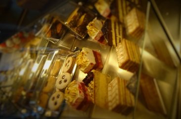 kuchenvitrine-bei-der-baeckerei-sieberer