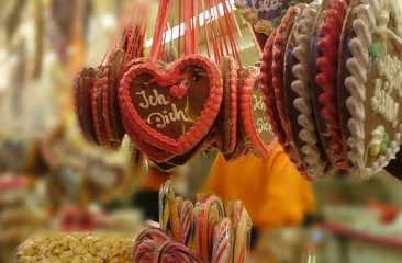 lebkuchen-herzen-beim-kirtag
