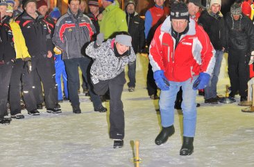 mannschaftsspiel-eisstockschiessen