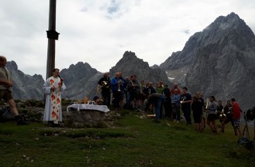 Herr Pfarrer MMag. Josef Hirnsperger zelebriert die Bergmesse