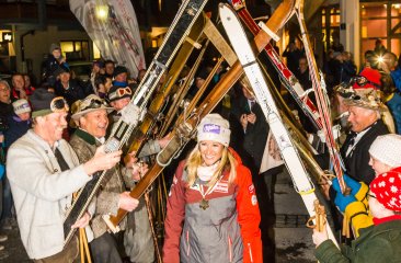 nostalgie-skifahrer-stehen-spalier