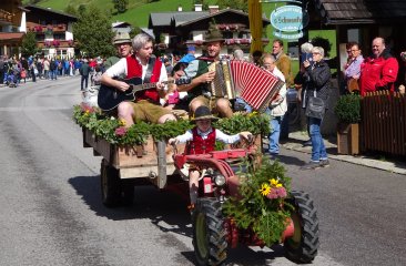 oldtimer-traktor-beim-almabtrieb