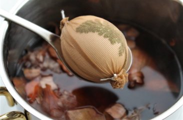 ostereier-mit-kraeutern-faerben