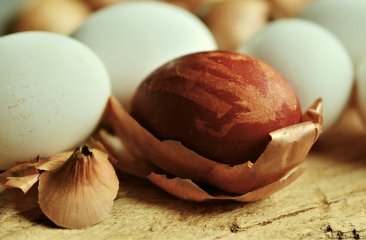ostereier-mit-zwiebeln-faerben