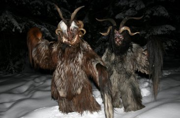 perchten-bei-der-weihnachtsidylle