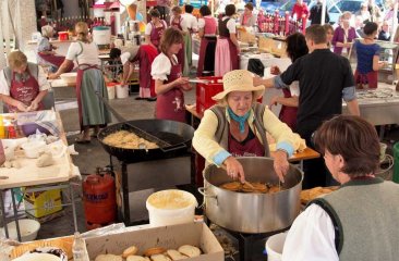 pofesen-beim-almabtrieb-zubereiten