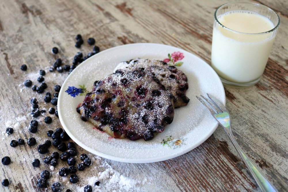 Schwarzbeernocken mit Puderzucker