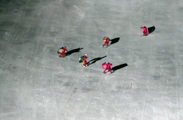 skikunst-beim-fest-im-schnee