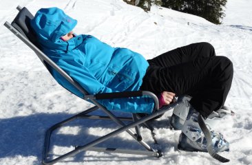 sonne-geniessen-beim-skifahren-im-maerz