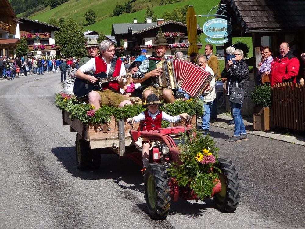 Traditioneller Almabtrieb im Bergdorf Filzmoos