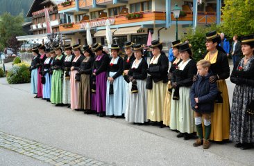 trachtenfrauen-im-austerrock