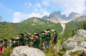 trachtenmusikkapelle-bei-der-bergmesse