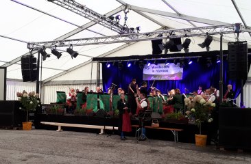 trachtenmusikkappelle-filzmoos-theresa-rettenwender-und-sigi-posch-singen