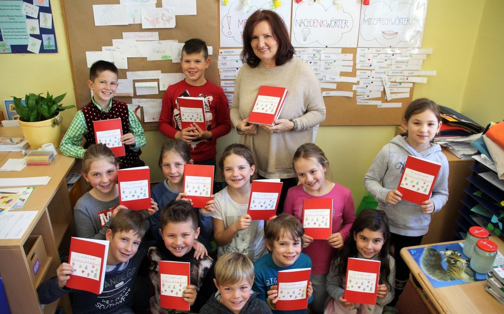 Volksschüler gestalten Weihnachts-Rezeptbuch