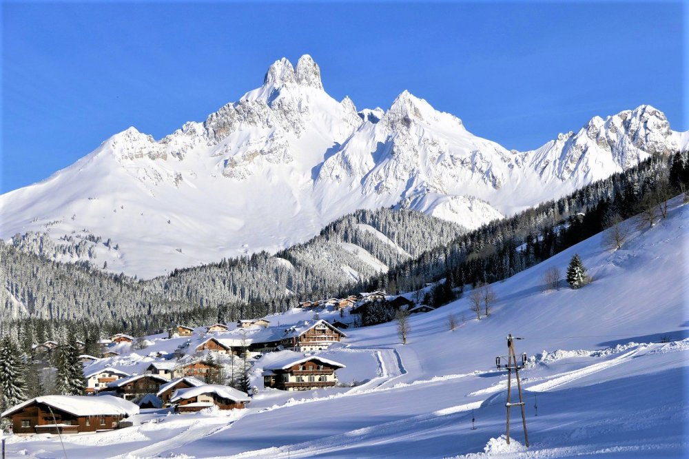Winterwanderung im Bergdorf