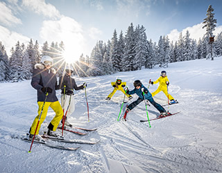 Skifahren und Snowboarden
